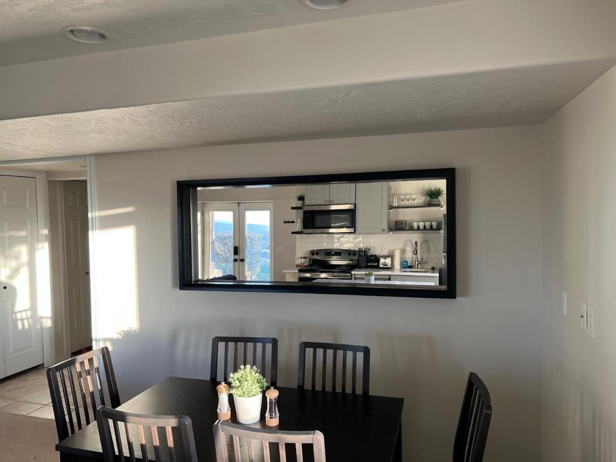 Above Ground Basement Apartment 2 Bedroom 1 B Retreat With Gorgeous View Draper Esterno foto
