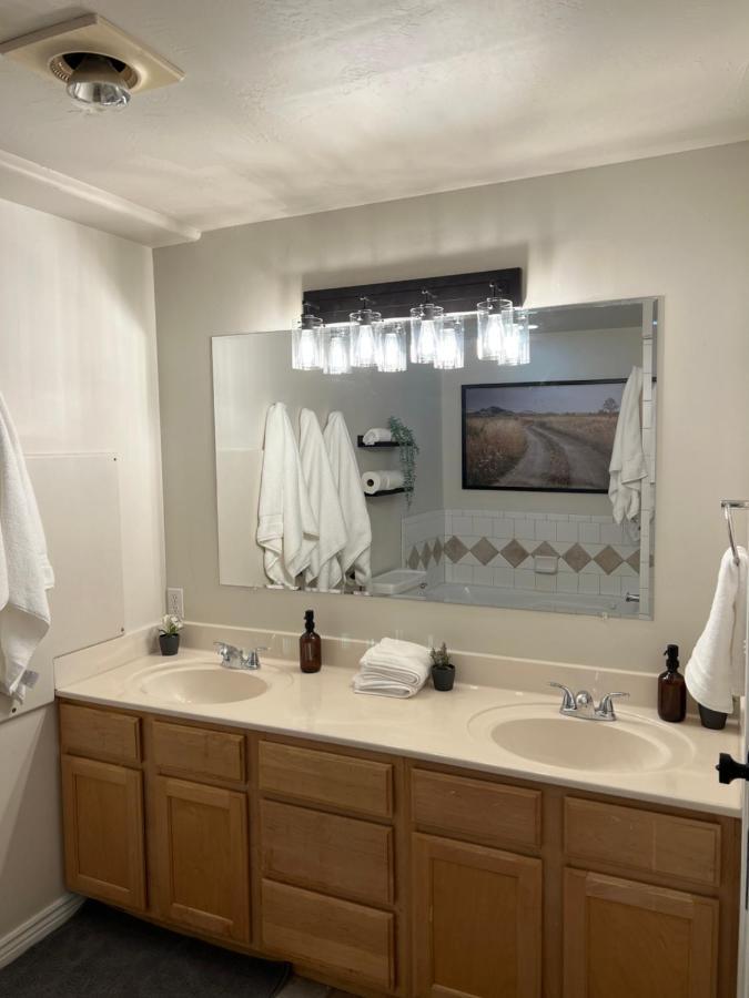 Above Ground Basement Apartment 2 Bedroom 1 B Retreat With Gorgeous View Draper Esterno foto